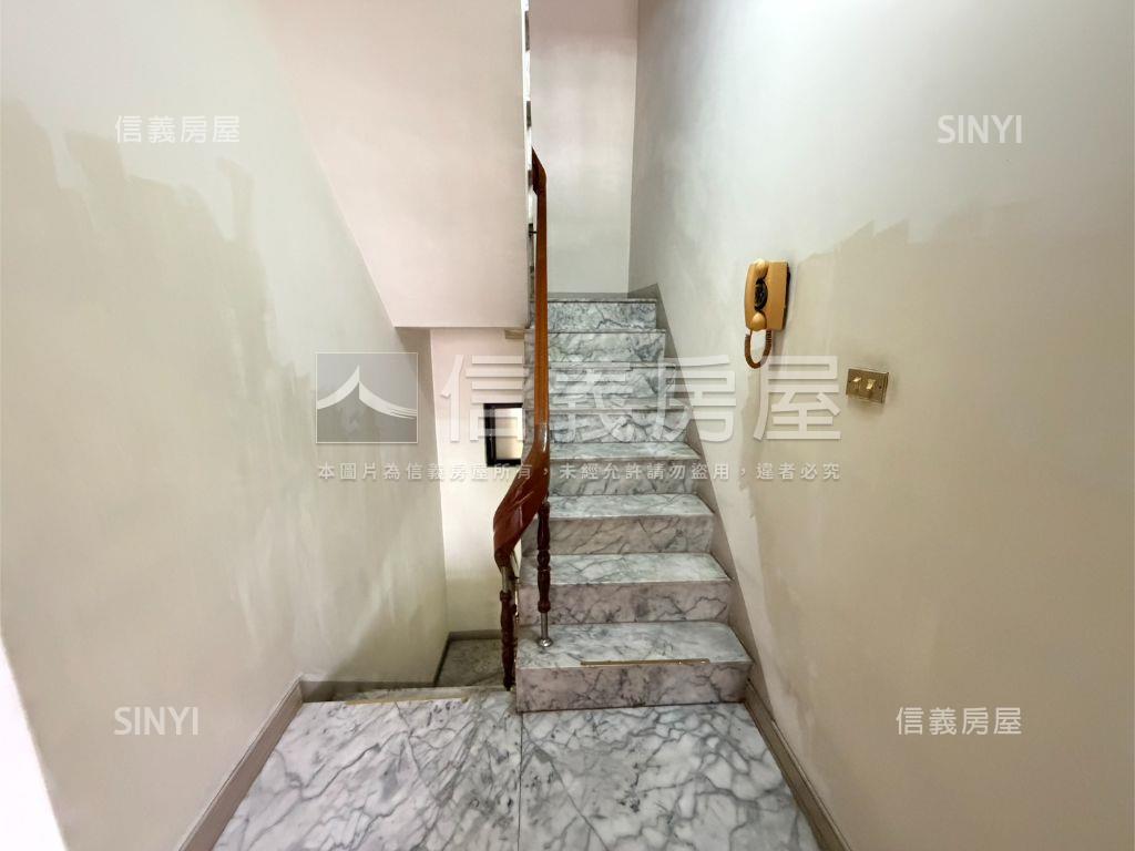陽明文山面公園車庫透天房屋室內格局與周邊環境