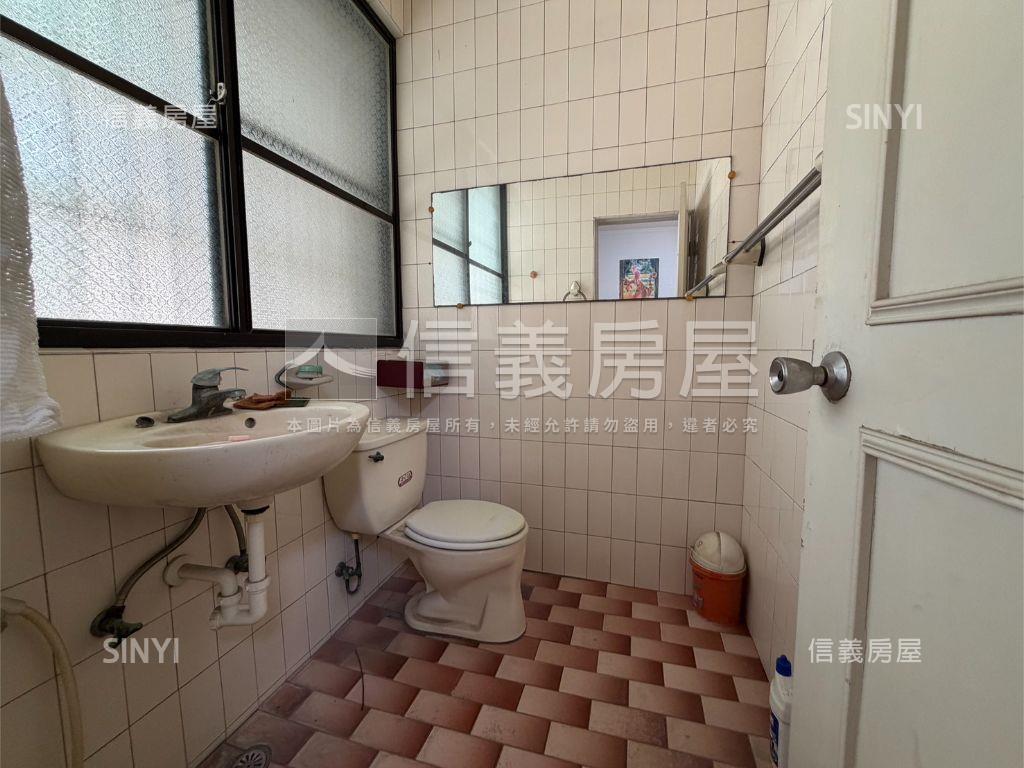 陽明文山面公園車庫透天房屋室內格局與周邊環境