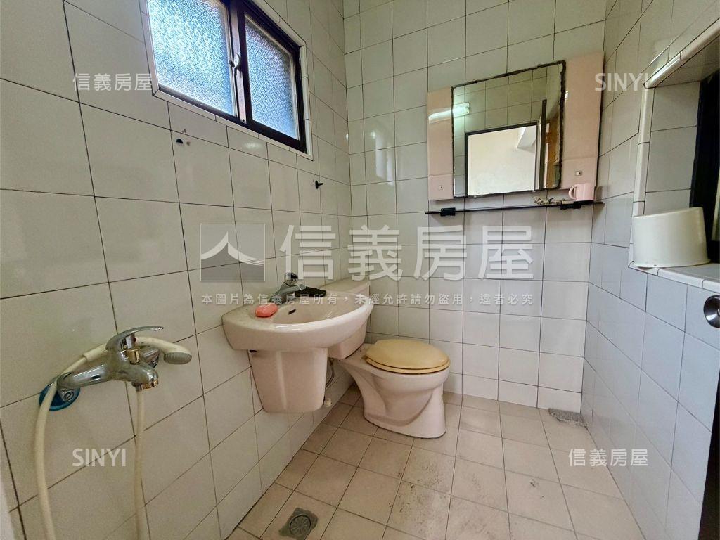陽明文山面公園車庫透天房屋室內格局與周邊環境