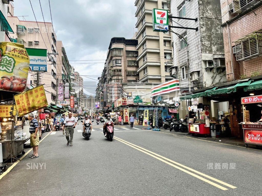 皇家高樓美景２房車位房屋室內格局與周邊環境