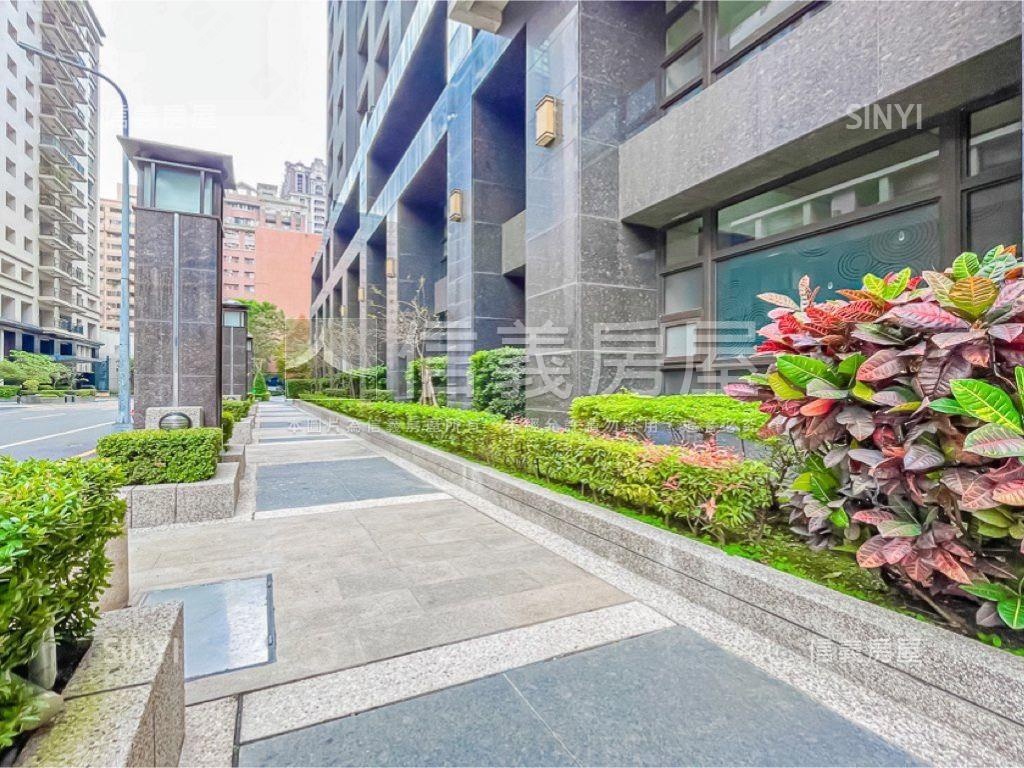 勇建光翼兩房平車誠售可談房屋室內格局與周邊環境