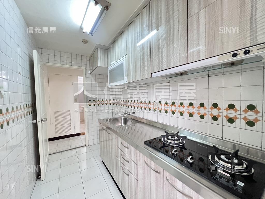 近捷運高樓三房１．５衛浴房屋室內格局與周邊環境