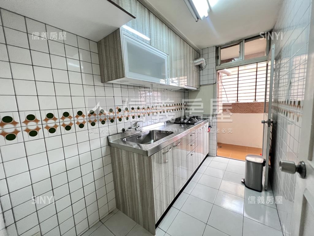 近捷運高樓三房１．５衛浴房屋室內格局與周邊環境