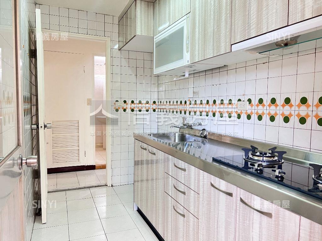 近捷運高樓三房１．５衛浴房屋室內格局與周邊環境