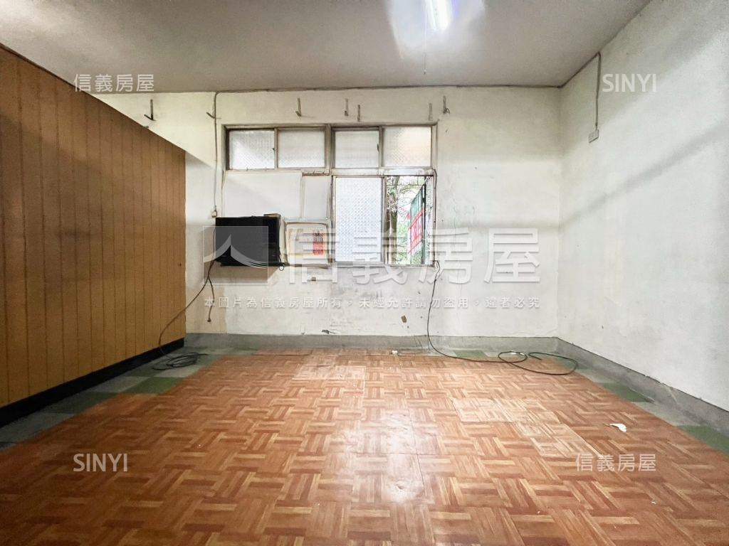 忠孝公園第一排二樓房屋室內格局與周邊環境
