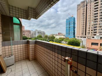 義勇商圈面公園三房車位