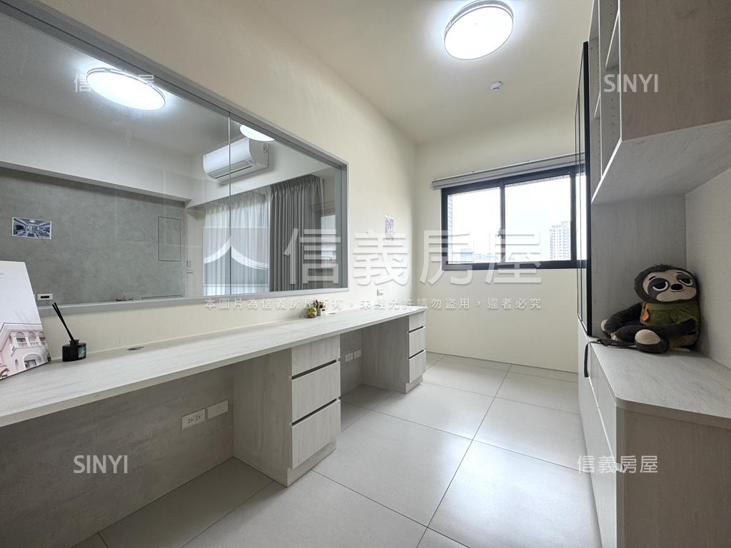 近巨城三民４３３美三房房屋室內格局與周邊環境