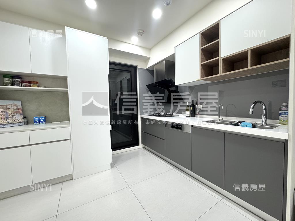 近巨城三民４３３美三房房屋室內格局與周邊環境