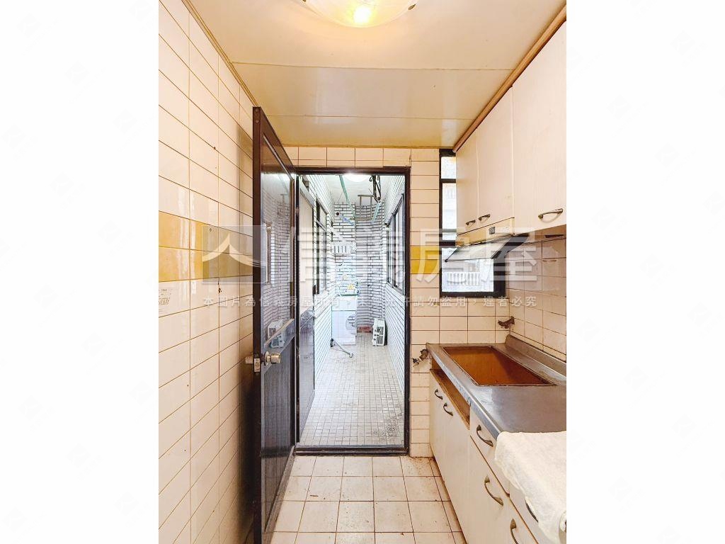 雙捷運。電梯已換新。四房房屋室內格局與周邊環境