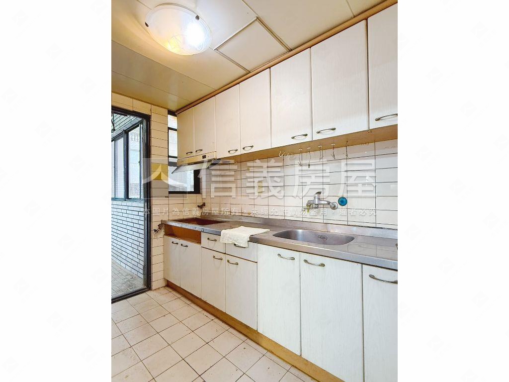 雙捷運。電梯已換新。四房房屋室內格局與周邊環境