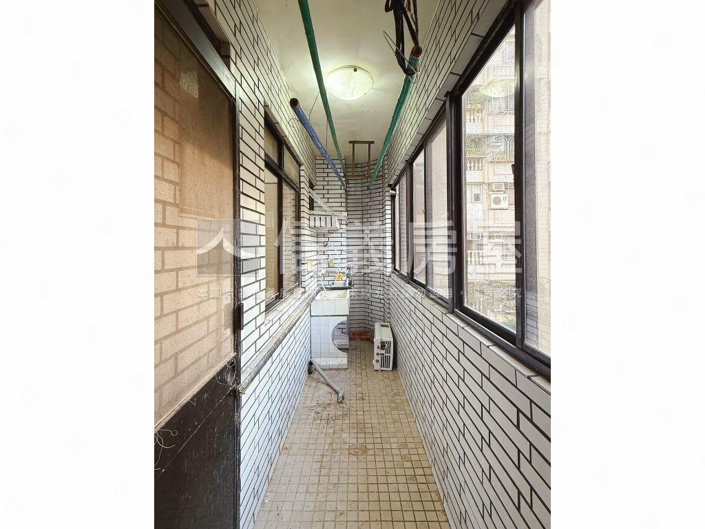 雙捷運。電梯已換新。四房房屋室內格局與周邊環境