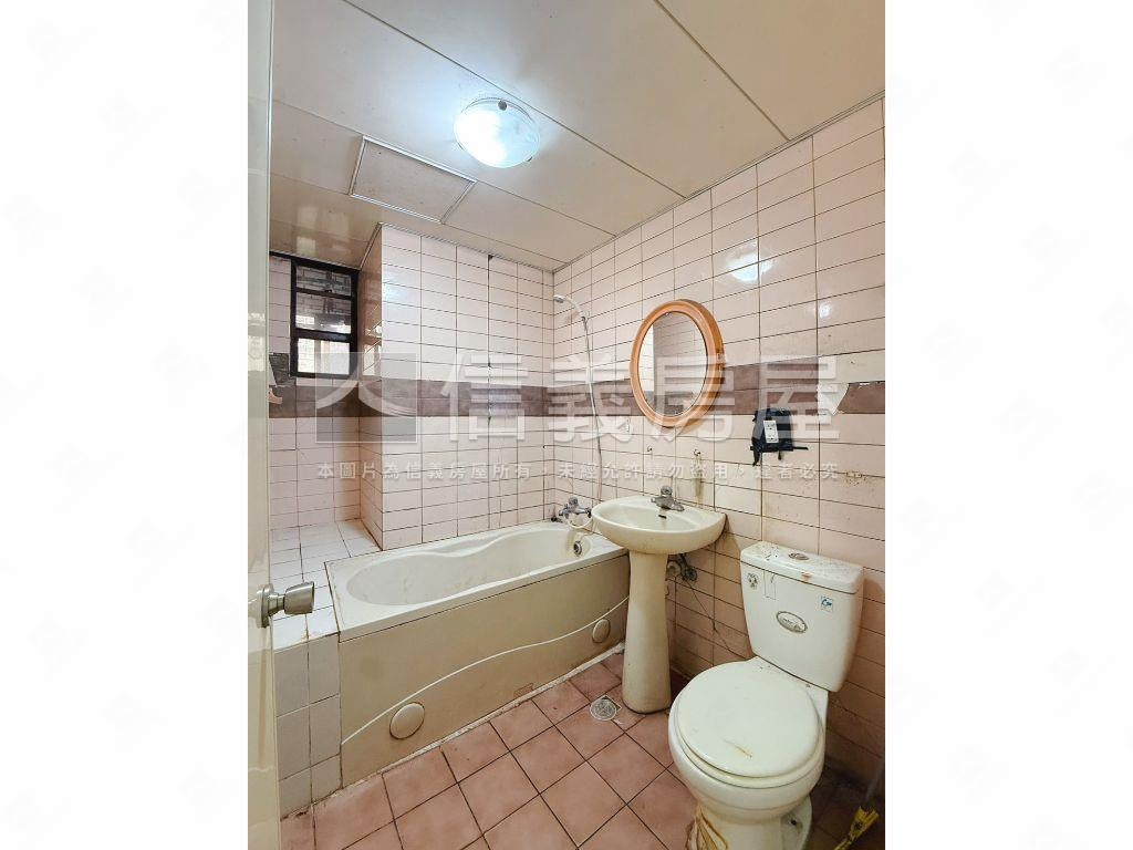 雙捷運。電梯已換新。四房房屋室內格局與周邊環境