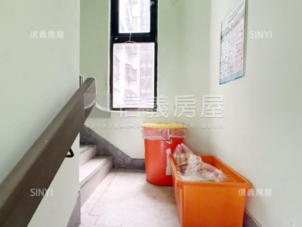 雙捷運。電梯已換新。四房房屋室內格局與周邊環境