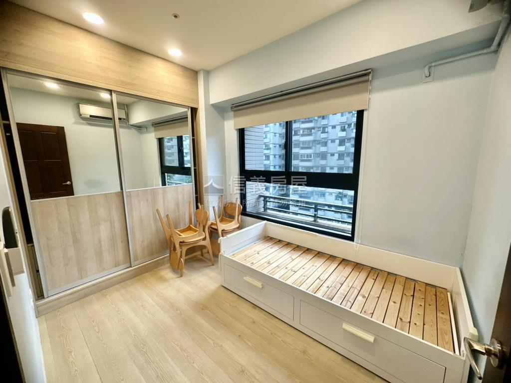 雲世紀Ｂ區二房精裝雙車位房屋室內格局與周邊環境
