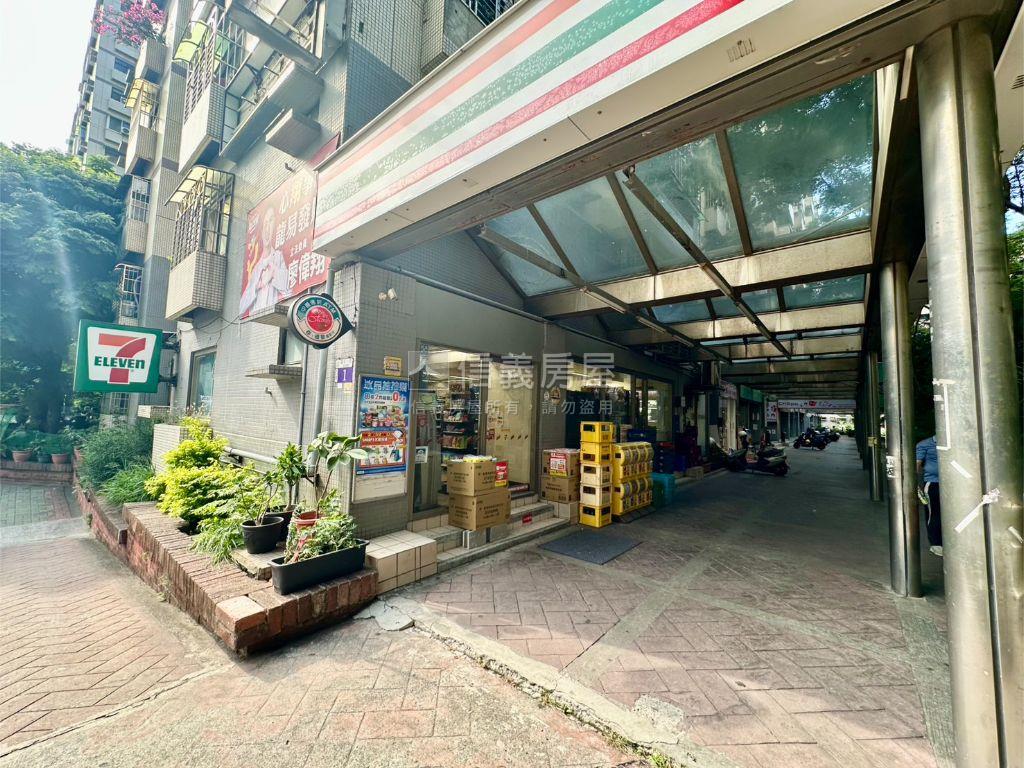 雲世紀Ｂ區二房精裝雙車位房屋室內格局與周邊環境