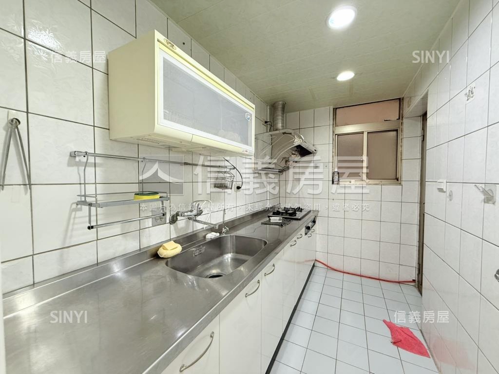 稀有美屋公寓二樓附車位房屋室內格局與周邊環境
