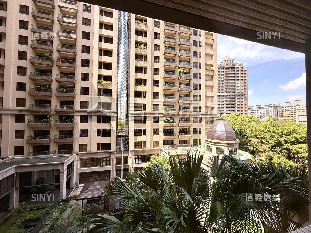 首璽大器四房車位房屋室內格局與周邊環境