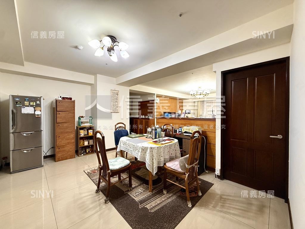 首璽大器四房車位房屋室內格局與周邊環境