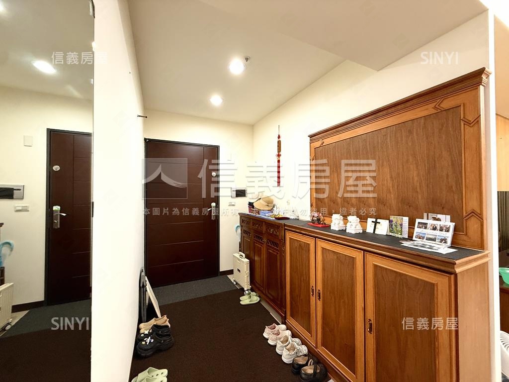 首璽大器四房車位房屋室內格局與周邊環境