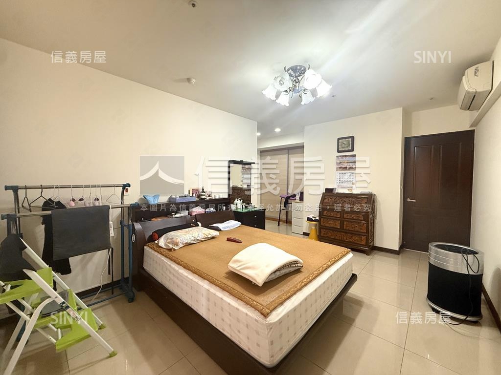 首璽大器四房車位房屋室內格局與周邊環境