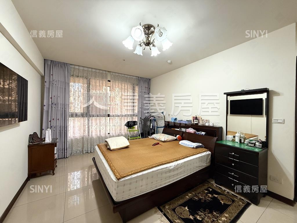 首璽大器四房車位房屋室內格局與周邊環境