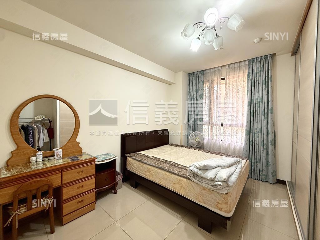 首璽大器四房車位房屋室內格局與周邊環境