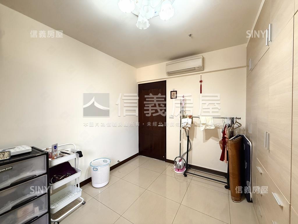 首璽大器四房車位房屋室內格局與周邊環境