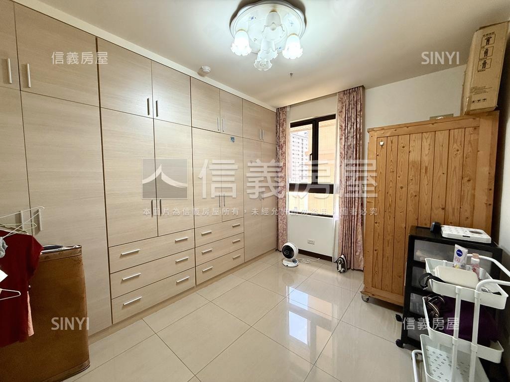 首璽大器四房車位房屋室內格局與周邊環境