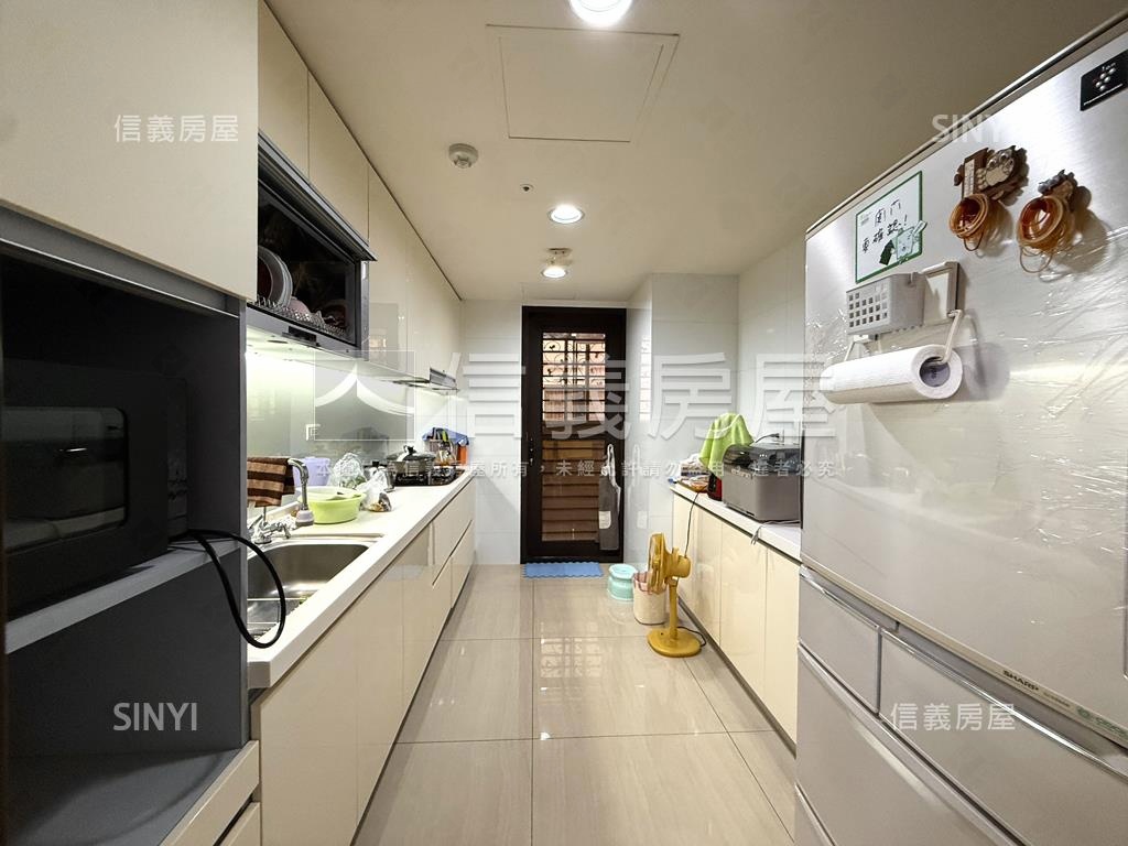 首璽大器四房車位房屋室內格局與周邊環境