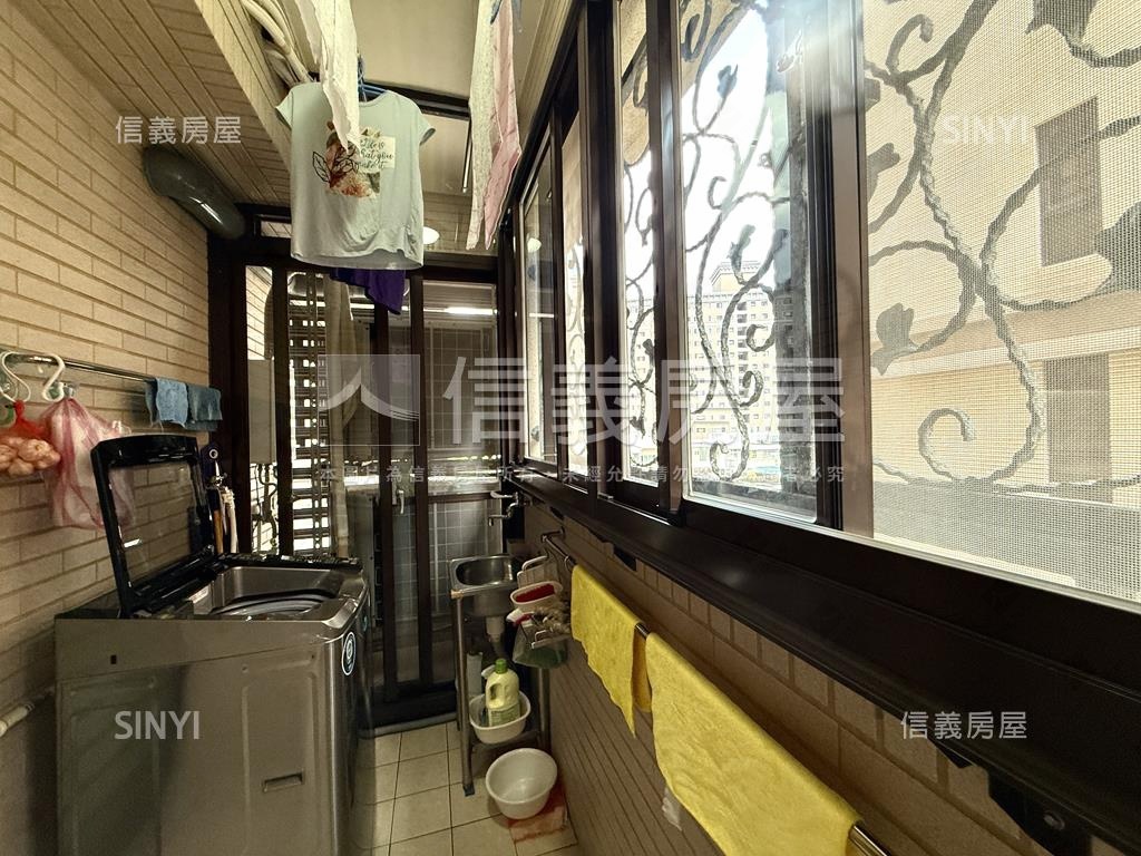 首璽大器四房車位房屋室內格局與周邊環境