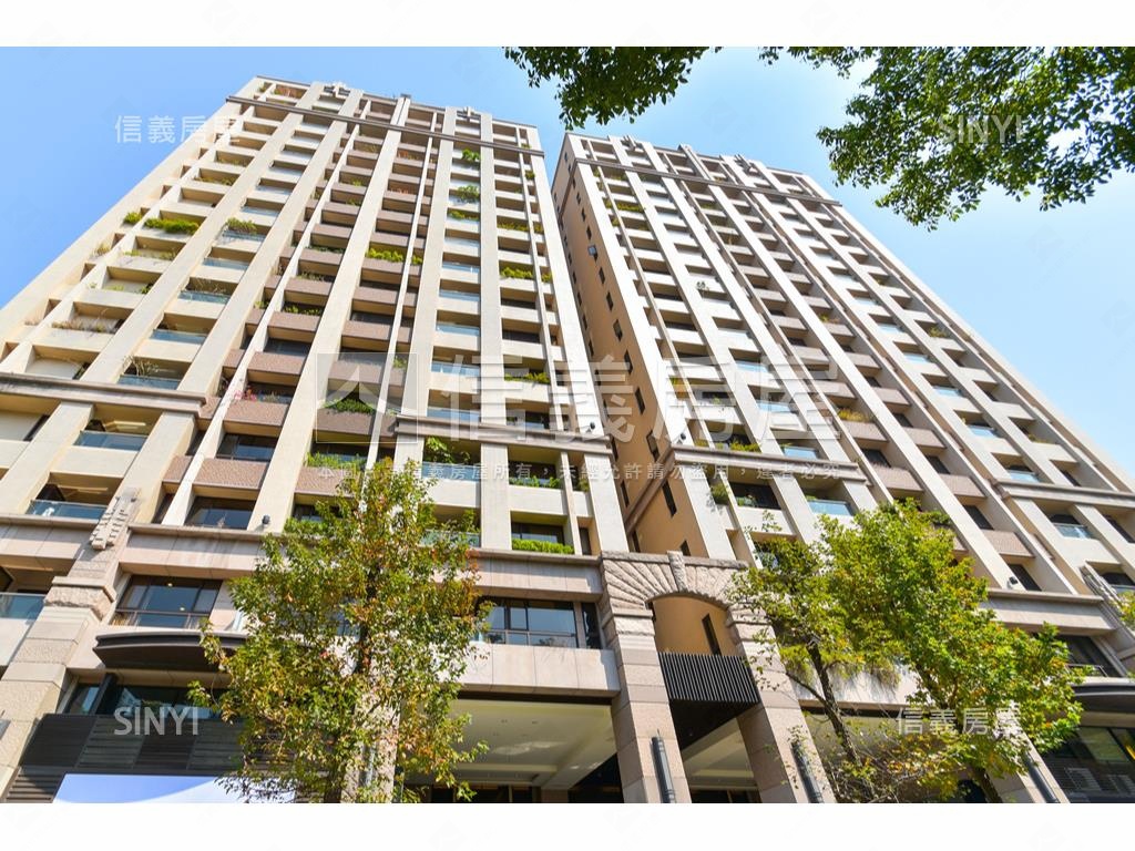 首璽大器四房車位房屋室內格局與周邊環境