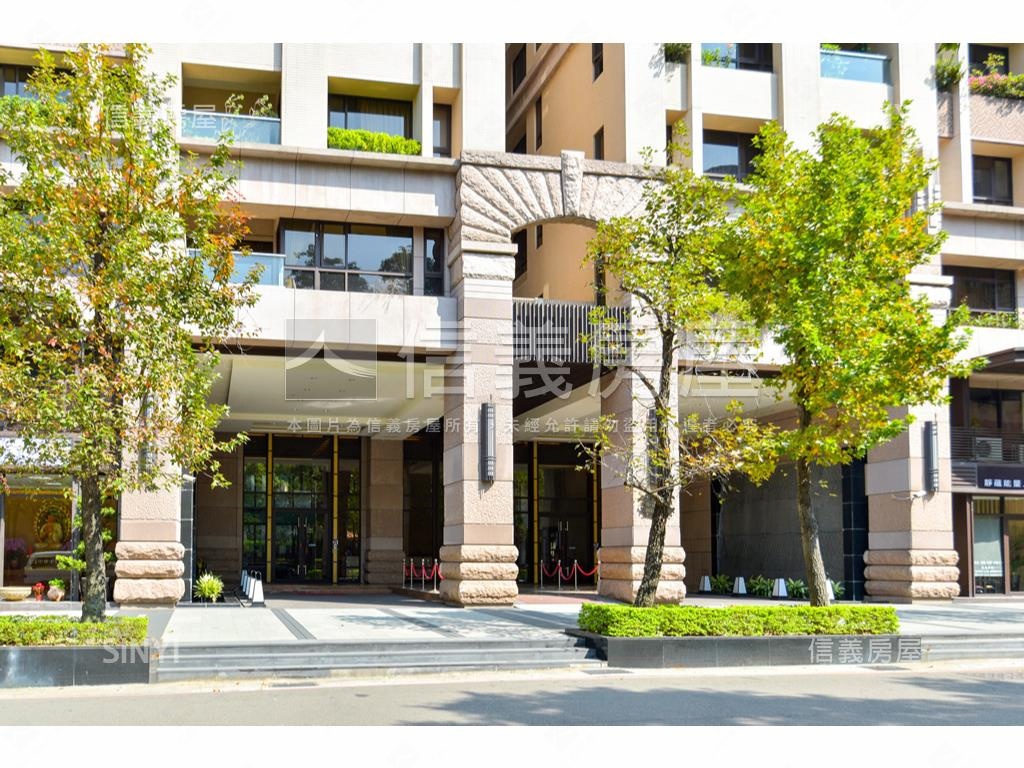 首璽大器四房車位房屋室內格局與周邊環境