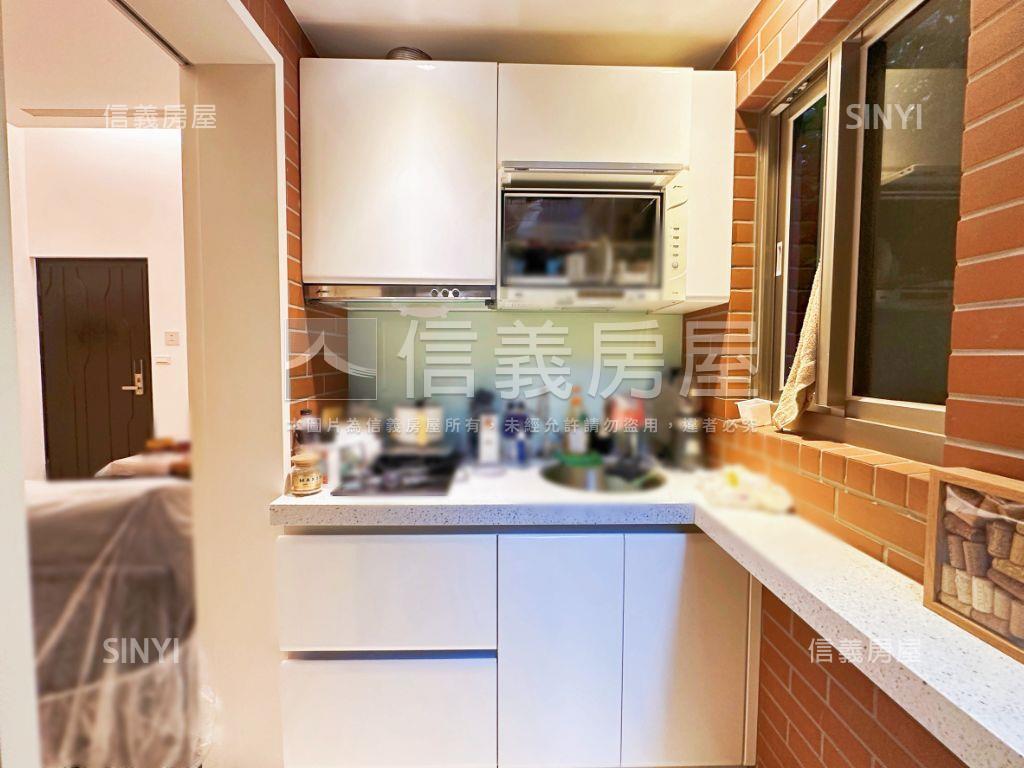 市府捷運艾蜜麗挑高精品房屋室內格局與周邊環境