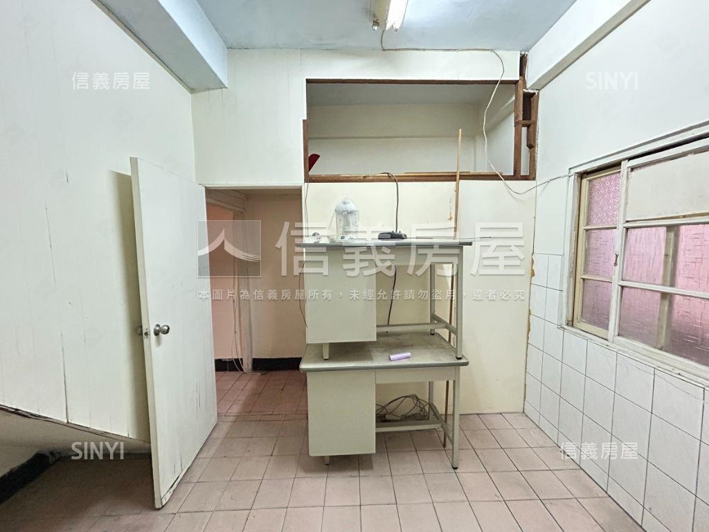 近美村路勤美朝南金店面房屋室內格局與周邊環境