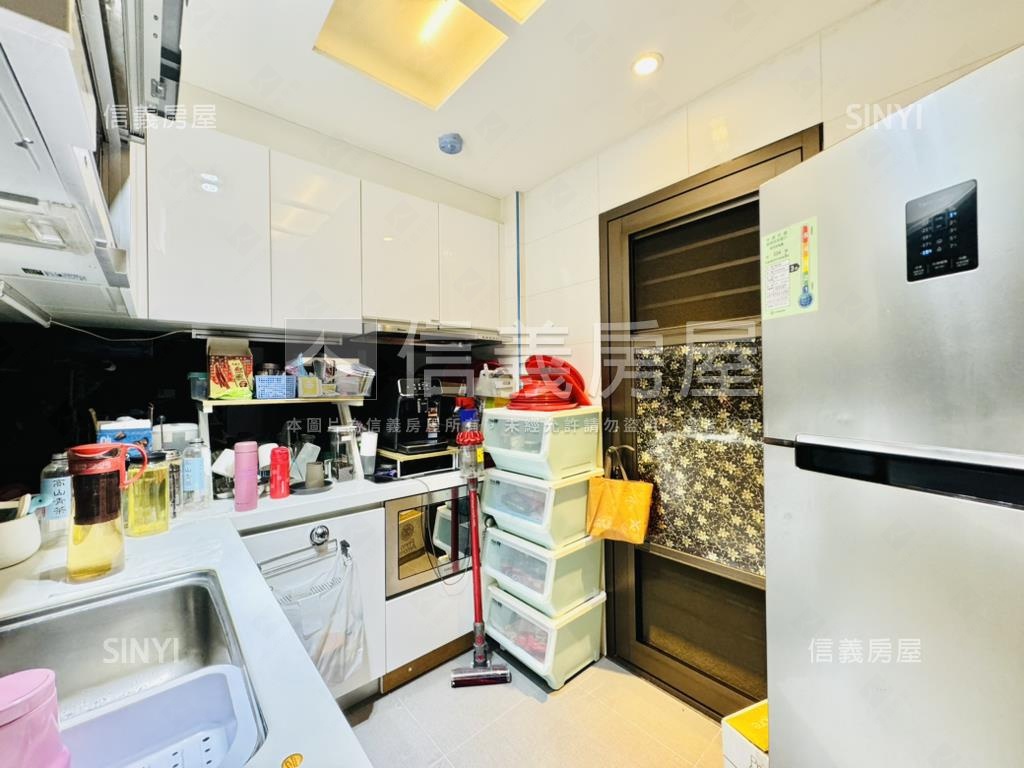 雲極２房車位房屋室內格局與周邊環境