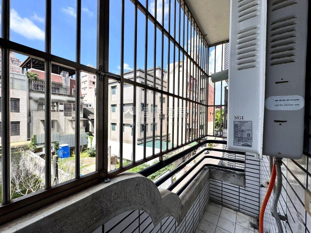 中醫商圈健行路三樓公寓房屋室內格局與周邊環境