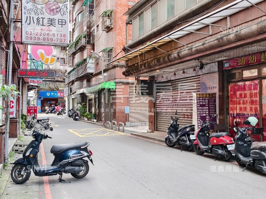 角窗金店面房屋室內格局與周邊環境