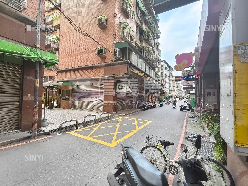 角窗金店面房屋室內格局與周邊環境