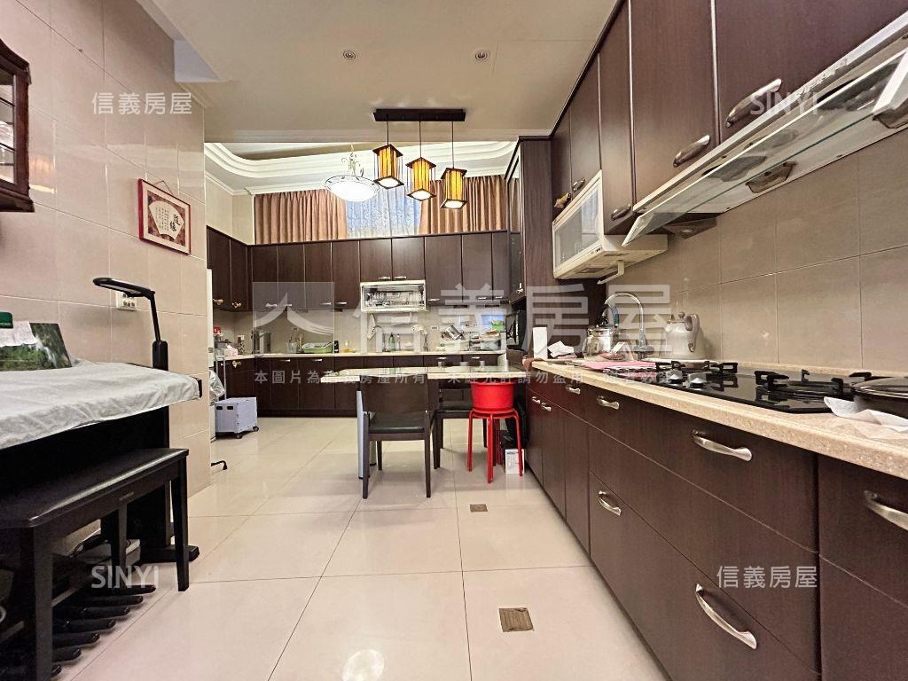 近九德捷運停車大空間別墅房屋室內格局與周邊環境