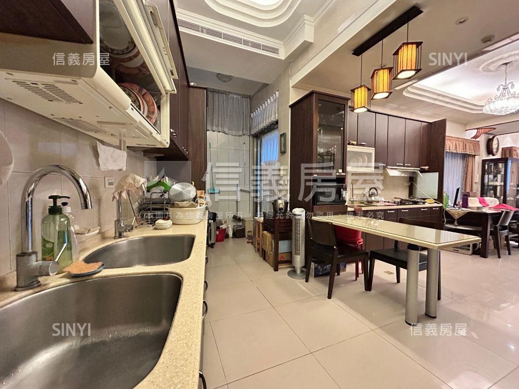 近九德捷運停車大空間別墅房屋室內格局與周邊環境