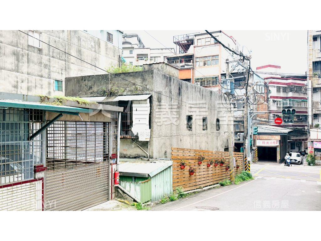 正民義路邊三角窗透天房屋室內格局與周邊環境