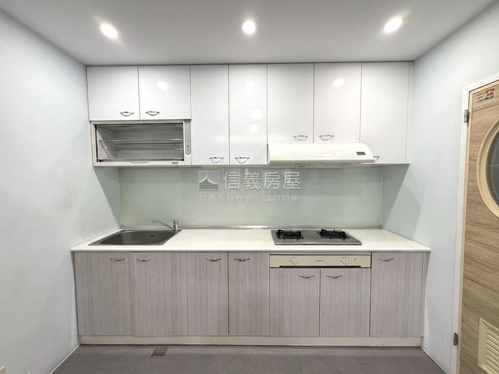 中興商圈質感裝潢美透天房屋室內格局與周邊環境
