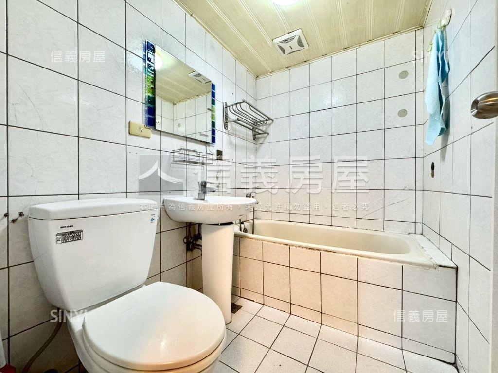 次頂樓面國小私藏美三房房屋室內格局與周邊環境