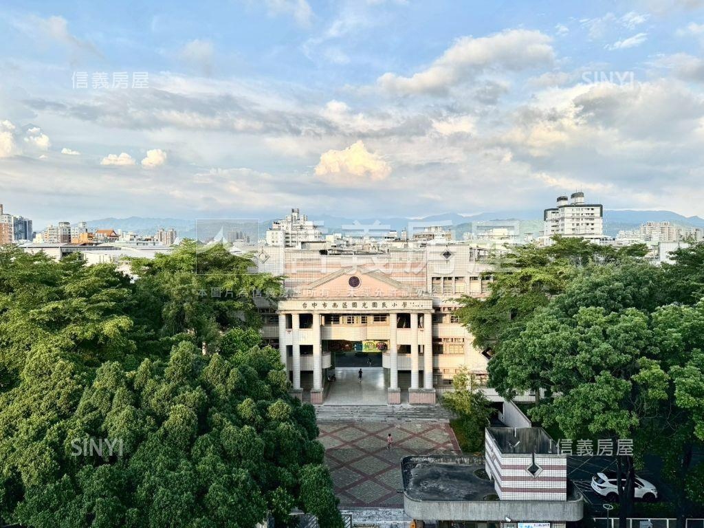 次頂樓面國小私藏美三房房屋室內格局與周邊環境