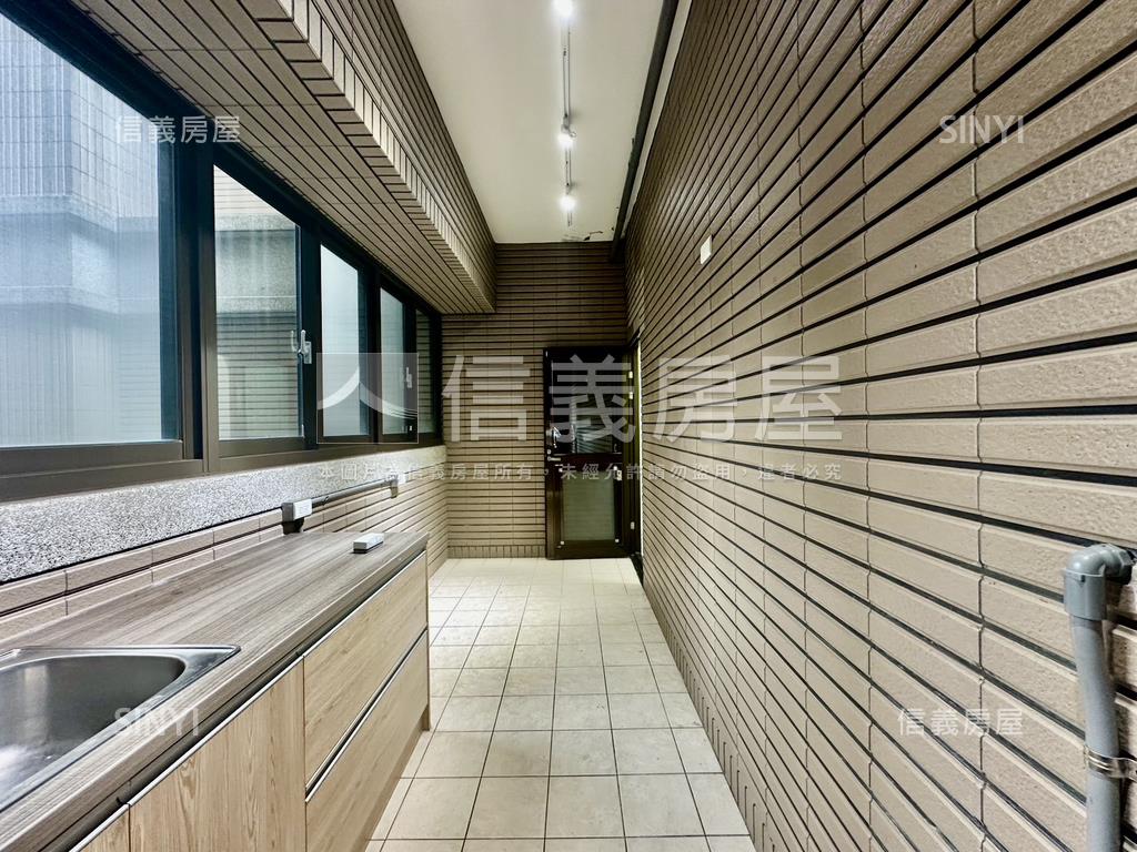 首富明亮置產店面房屋室內格局與周邊環境