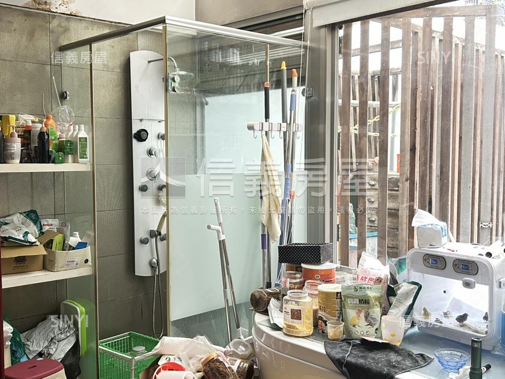 中正國中邊間庭院有坡平房屋室內格局與周邊環境