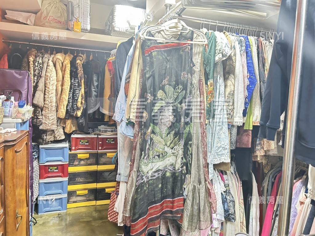 中正國中邊間庭院有坡平房屋室內格局與周邊環境