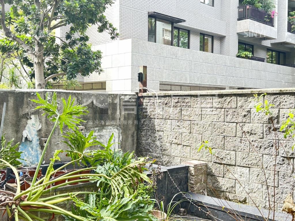 中正國中邊間庭院有坡平房屋室內格局與周邊環境