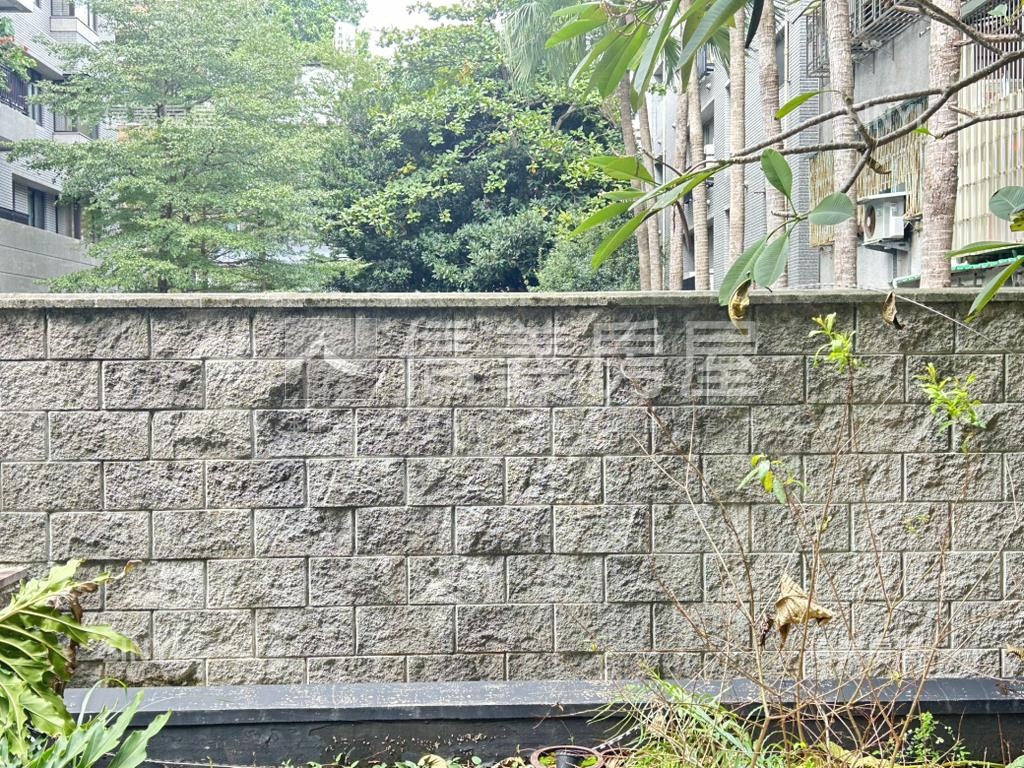 中正國中邊間庭院有坡平房屋室內格局與周邊環境