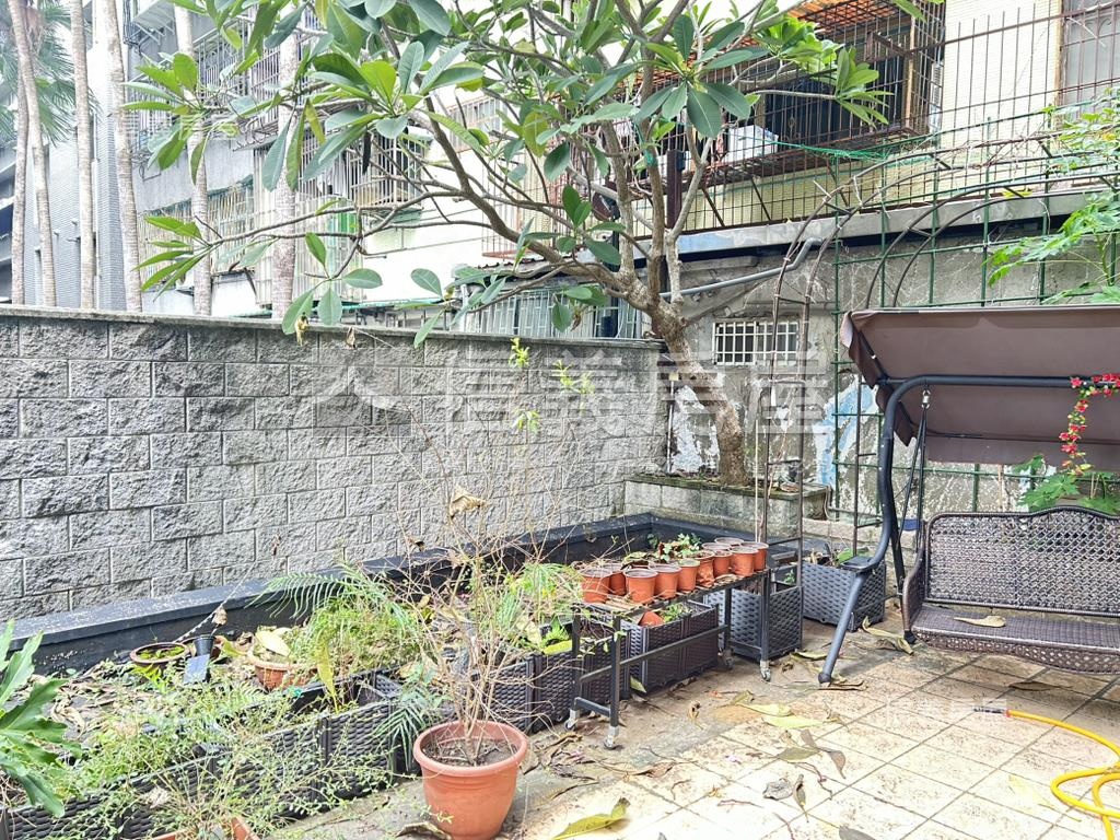 中正國中邊間庭院有坡平房屋室內格局與周邊環境